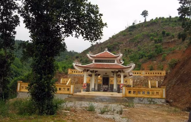 Nhà bia Tưởng niệm các chiến sĩ hy sinh trên Đồi 37 đường 12A. Nhà bia Tưởng niệm các chiến sĩ hy sinh trên Đồi 37 đường 12A.