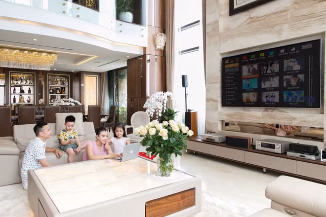 Gói cước gia đình - đây là gói tích hợp (3 dịch vụ Di động - Internet - Truyền hình) đầu tiên tại Việt Nam đáp ứng trọn vẹn nhu cầu liên lạc - Internet cáp quang FiberVNN và truyền hình MyTV với ưu thế nổi bật là tính năng chia sẻ Data.