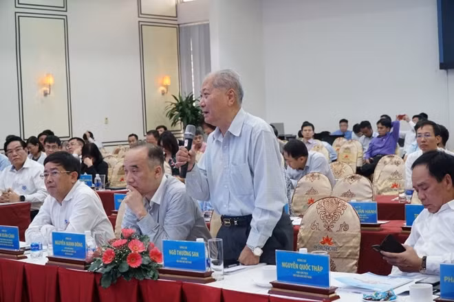 Chủ tịch Hội Dầu khí Việt Nam Ngô Thường San đóng góp ý kiến tại Hội nghị.