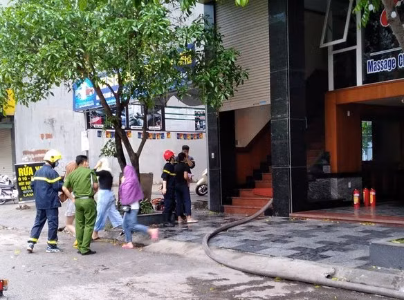 Lực lượng chức năng đã phải dùng xe thang tiếp cận khu vực trên cao giải cứu người bị mắc kẹt.