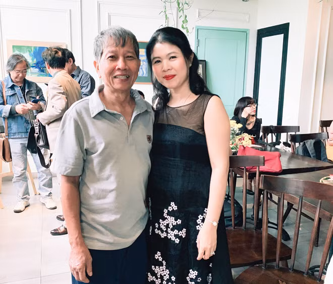 Nhà văn Nguyễn Huy Thiệp cùng tác giả tại lễ kỷ niệm 1 năm ra mắt tác phẩm “Viết và đọc” của NXB Hội Nhà văn Việt Nam.