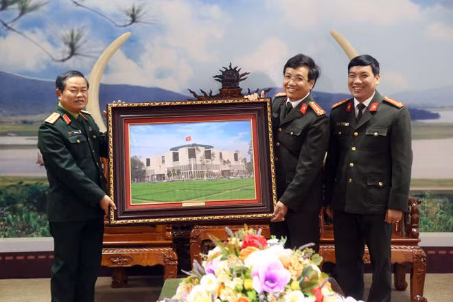 Tặng quà và chúc Tết Công an Nghệ An.