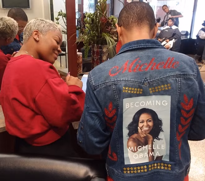 Những con người bình thường tìm thấy ở Michelle Obama những phẩm giá mà bất cứ ai cũng có thể vươn đến - một giấc mơ Mỹ mới đang khởi đầu.