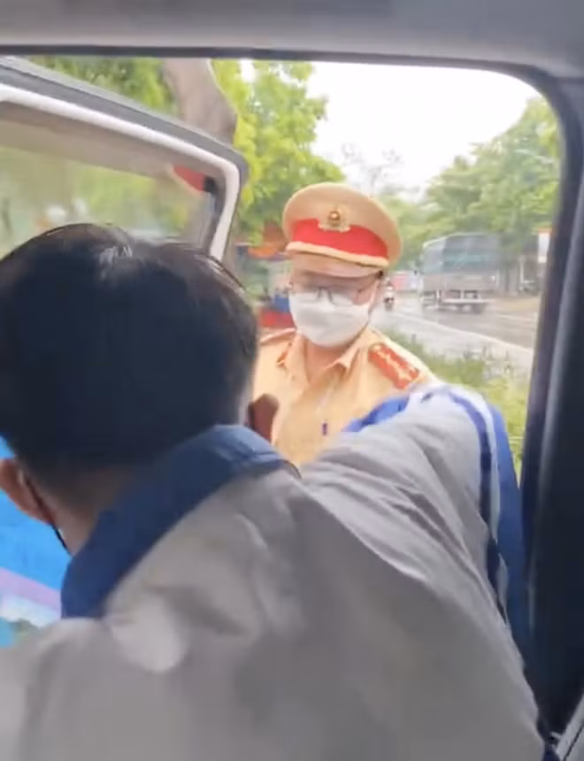 Tổ công tác Cảnh sát giao thông Mường Cơi kịp thời đưa thí sinh Lò Văn Diễn đến địa điểm thi.