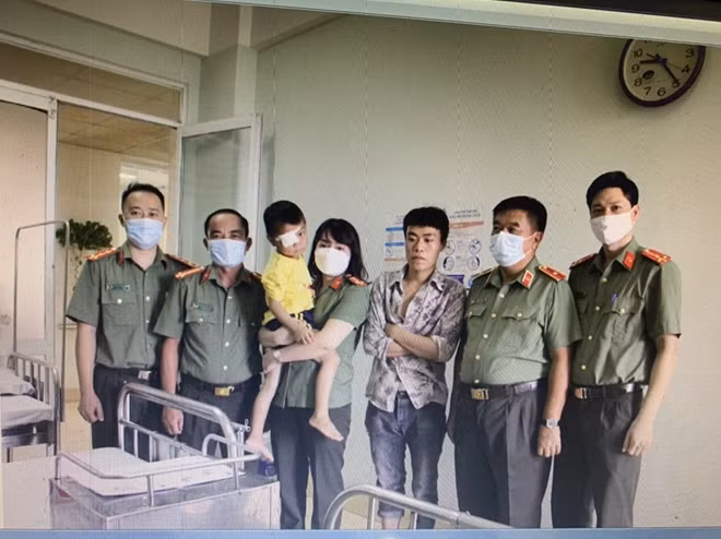 Lãnh đạo Cục An ninh nội địa thăm gia đình cháu Sùng Mí Dia tại Bệnh viện 198 - Bộ Công an.