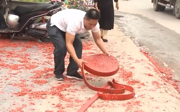 Người đàn ông rải pháo ngay sát đường lớn. Ảnh: Facebook NGUYỄN VĂN SƠN TRUNG