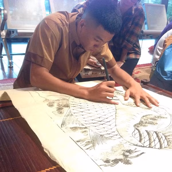 Nghệ nhân trẻ Lê Hoàn thể hiện bức tranh Hàng Trống.