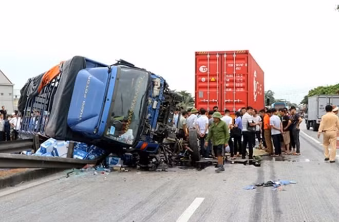 Hiện trường vụ xe tải lật đè chết 5 người và 2 người bị thương trên Quốc lộ 5 hôm 23-7.
