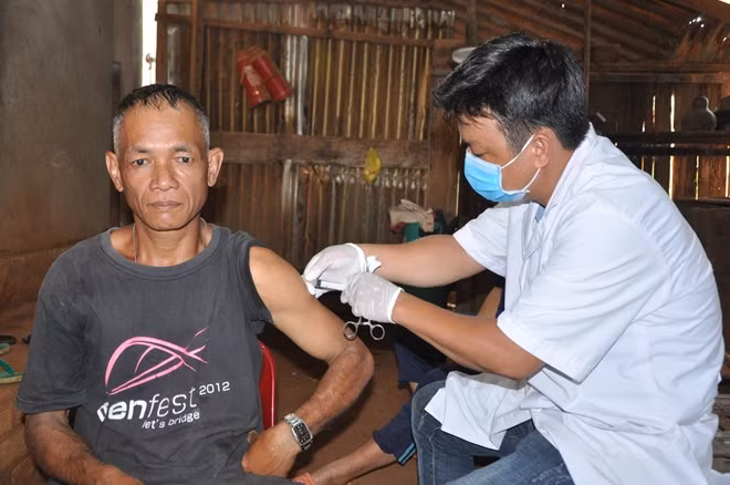 Cán bộ y tế xã Đắk Nhau, huyện Bù Đăng tiêm vắc xin phòng ngừa bệnh bạch hầu cho các đối tượng tiếp xúc gần với em D.