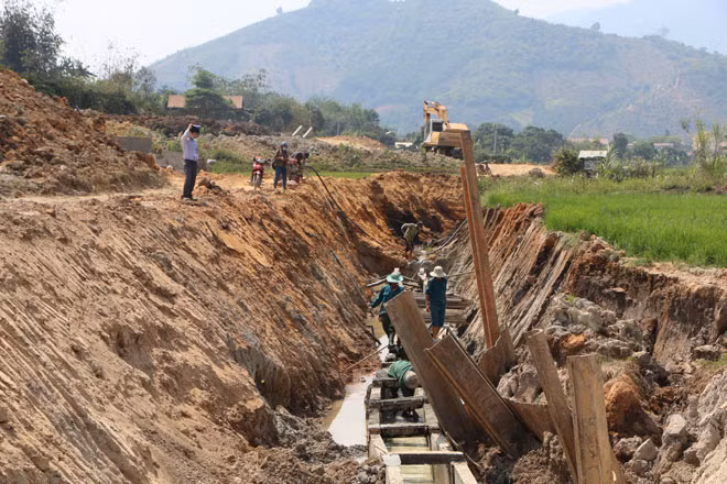 Kênh công trình thủy lợi Suối Đá, huyện Đắk Glong thiết kế thấp nên không dẫn được nước vào ruộng.