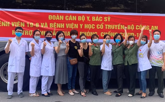 Các y, bác sĩ CAND thể hiện quyết tâm chiến thắng dịch COVID-19 tại Bệnh viện Dã chiến số 2 ở Bắc Giang.