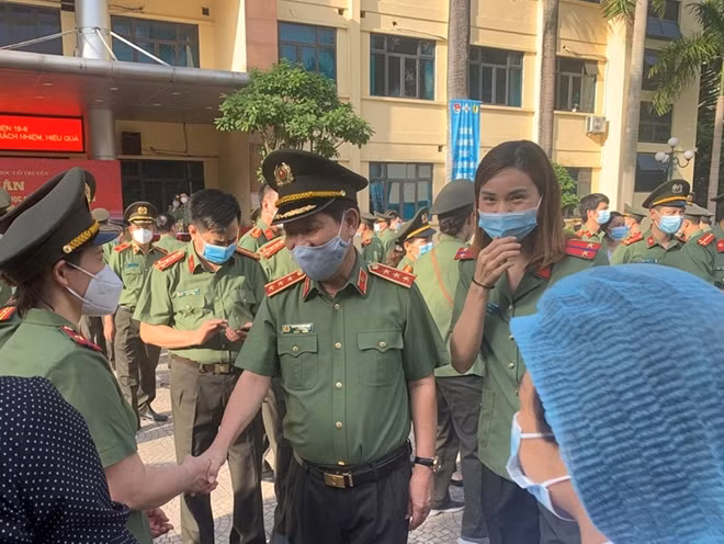 Thứ trưởng Nguyễn Văn Sơn động viên các y, bác sĩ Bệnh viện 19-8 và Bệnh viện Y học cổ truyền (Bộ Công an) tham gia đoàn tình nguyện chi viện chống dịch cho tỉnh Bắc Giang.