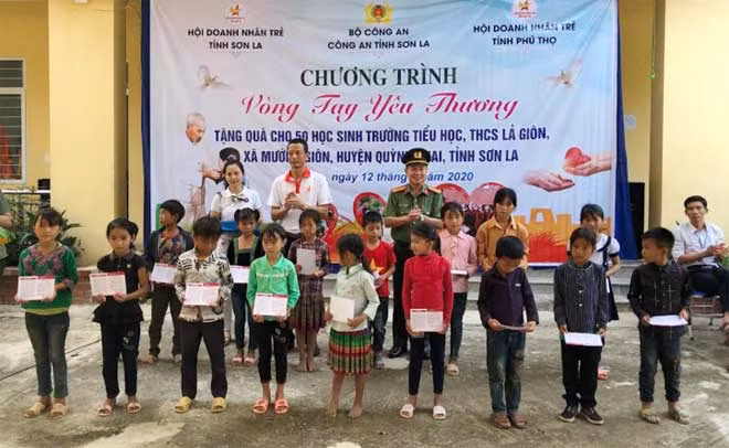 Đoàn từ thiện trao quà em học sinh có hoàn cảnh khó khăn.