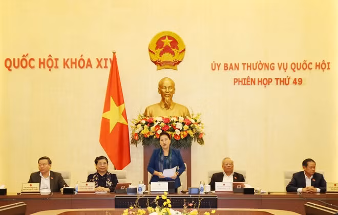 Chủ tịch Quốc hội Nguyễn Thị Kim Ngân chủ trì và phát biểu bế mạc Phiên họp thứ 49 của Ủy ban Thường vụ Quốc hội. Ảnh: TTXVN