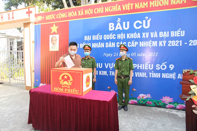 Không khí bầu cử diễn ra trang nghiêm, đúng quy định.