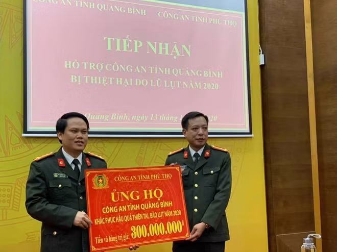 Thượng tá Lâm Văn Vinh, PGĐ Công an tỉnh Phú Thọ trao tặng tượng trưng số tiền, hàng ủng hộ Công an tỉnh Quảng Bình CBCS Công an tỉnh Phú Thọ quyên góp ủng hộ nhân dân Quảng Bình khắc phục hậu quả thiên tai.