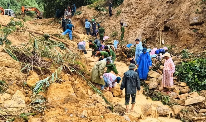Cán bộ, chiến sĩ Công an huyện Bắc Trà My tìm kiếm nạn nhân mất tích do sạt lở núi.