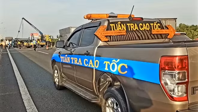 Đội tuần tra đảm bảo giao thông cứu hộ cứu nạn đường cao tốc TP HCM – Trung Lương có mặt để điều tiết giao thông.