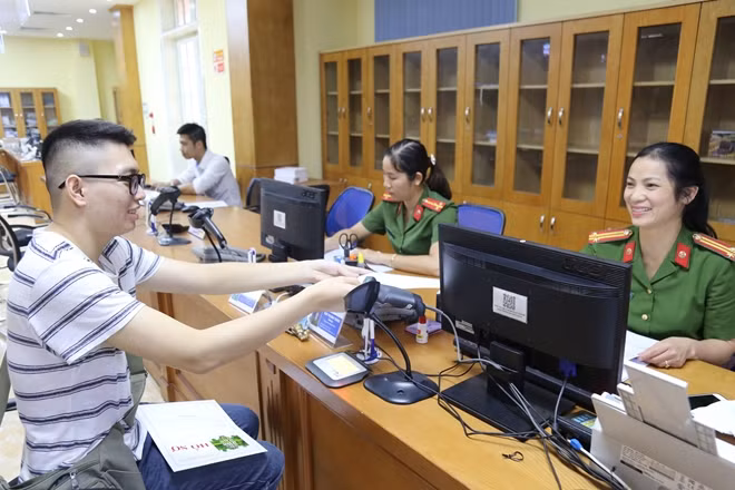 Phòng Cảnh sát Quản lý hành chính về trật tự xã hội thu thập dữ liệu dân cư.