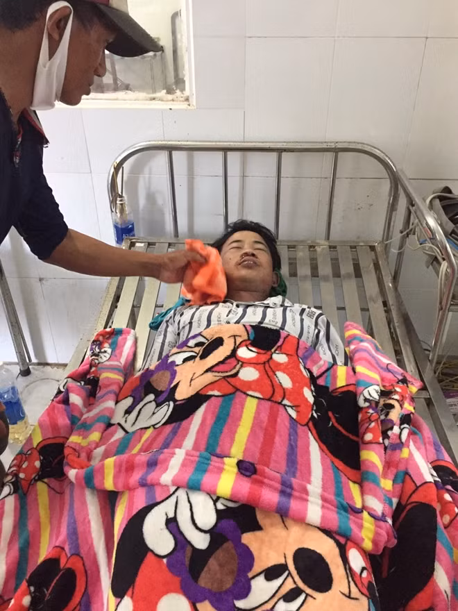 Nạn nhân Trần Văn Vũ, đã chết đang được chuyển vào đất liền.