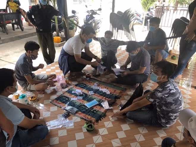 Các đối tượng cùng tang vật trên chiếu bạc lúc bị cơ quan công an bắt.