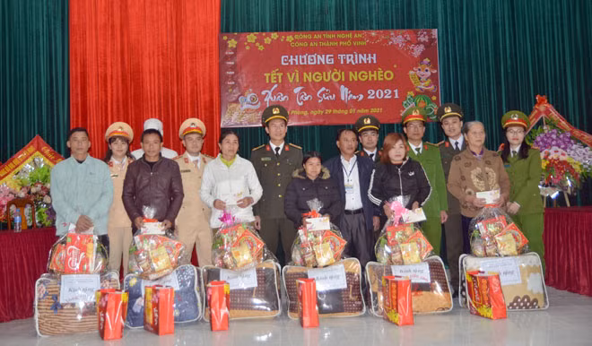 Trao quà Tết cho các hộ nghèo tại xã Tiền Phong, Quế Phong