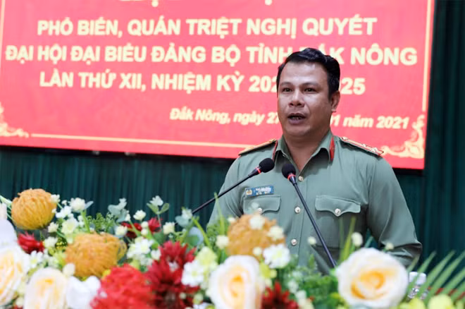 Đồng chí Thượng tá Nay Gia Phú, Phó Bí thư Đảng ủy, Phó Giám đốc Công an tỉnh phát biểu tại hội nghị.