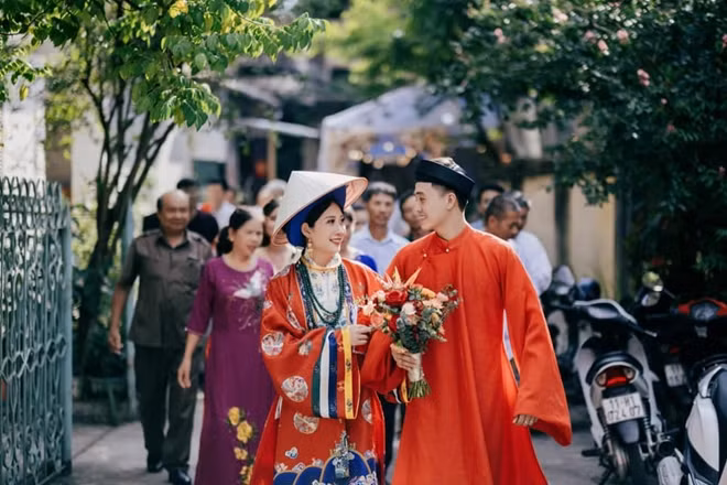Cổ phục còn được các bạn trẻ chọn thành trang phục trong ngày cưới của mình.