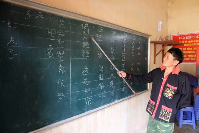 Thầy giáo Triệu Quý Thành dù không biết chữ quốc ngữ nhưng lại rất giỏi chữ Dao cổ.