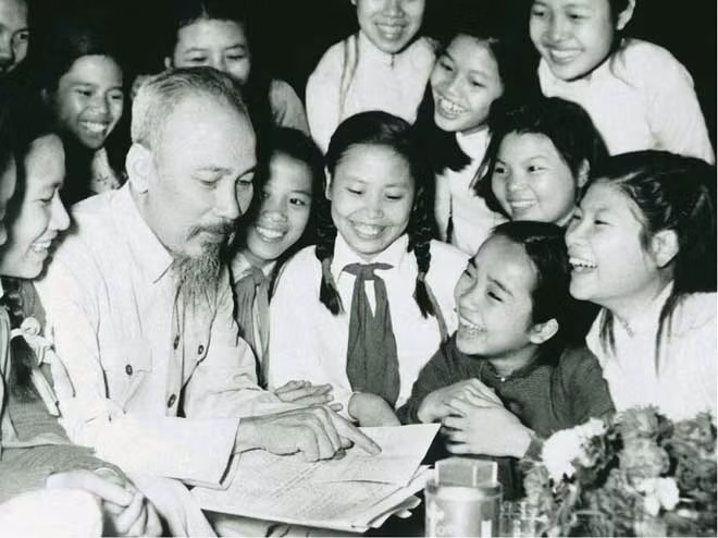 Bác Hồ với các cháu thiếu nhi, nhi đồng (Ảnh tư liệu)