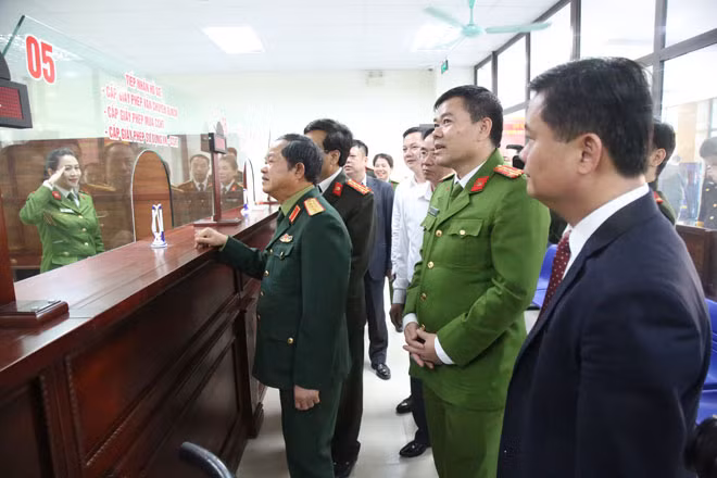 Thăm Bộ phận một cửa Công an tỉnh Nghệ An.