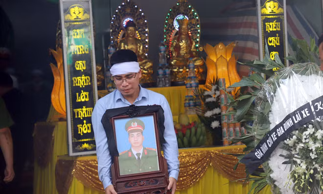 Thượng sỹ Nguyễn Văn Mạnh, Chiến sỹ Phòng Cảnh sát cơ động, Công an tỉnh Bắc Giang đã dũng cảm hy sinh trong khi làm nhiệm vụ. Thượng sỹ Nguyễn Văn Mạnh, Chiến sỹ Phòng Cảnh sát cơ động, Công an tỉnh Bắc Giang đã dũng cảm hy sinh trong khi làm nhiệm vụ.