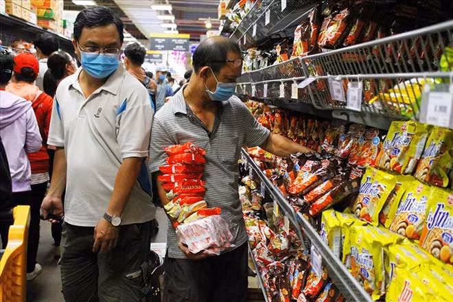 Người dân đi siêu thị mua các loại đồ khô để tích trữ.