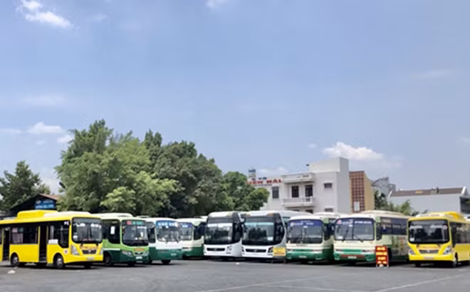 Xe buýt tập kết tại Bến xe khách Bình Dương.