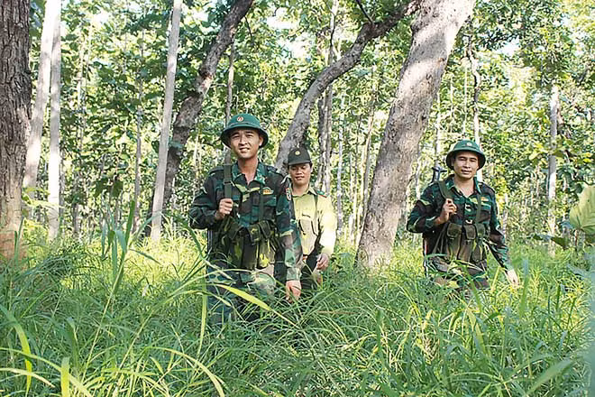 Các chiến sĩ biên phòng và cán bộ kiểm lâm phối hợp tuần tra, bảo vệ biên giới.
