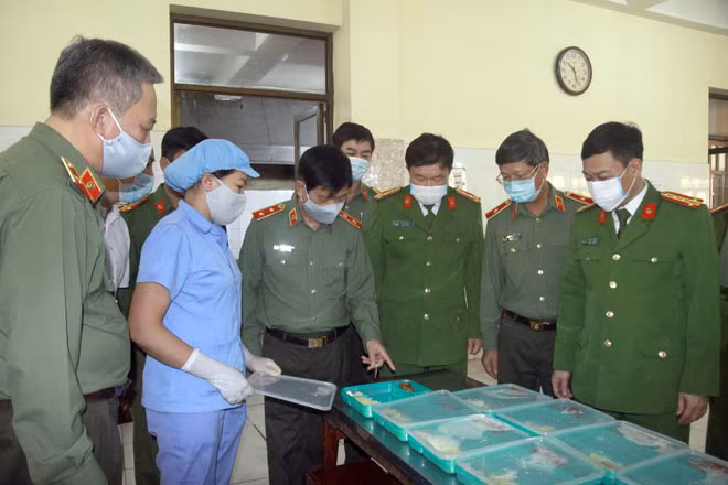 Thứ trưởng Nguyễn Văn Sơn và đoàn công tác kiểm tra chất lượng xuất ăn.
