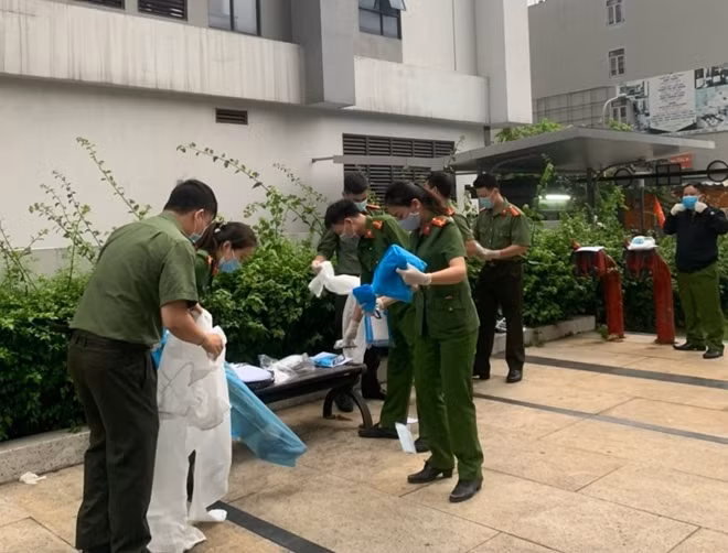 Các CBCS trang bị bảo hộ phòng dịch cẩn thận trong khi làm nhiệm vụ.