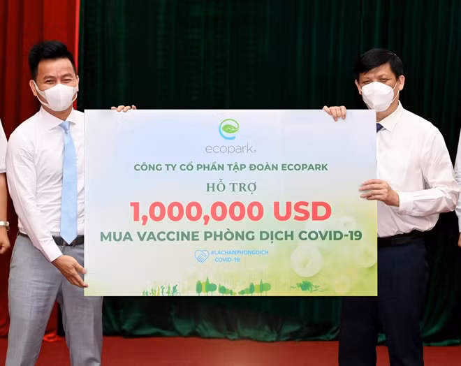 Trong sáng ngày 25/5, 1 triệu USD ủng hộ quỹ Vaccine COVID-19 của chính phủ đã được đại diện Ecopark trao tới Bộ Y Tế.