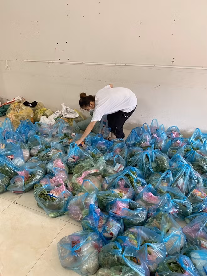 Lê Thị Thu Huyền chia đồ và phát cho các công nhân.