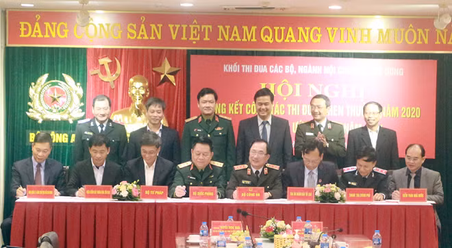 Lãnh đạo các bộ, ngành ký Giao ước thi đua năm 2021.