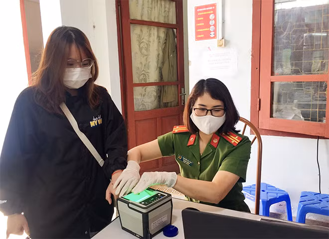 Trung tá Nguyễn Thị Tâm trong một ca làm việc tại tổ cấp CCCD.