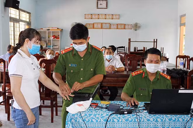 Công an thị xã Tân Uyên làm thủ tục cấp căn cước công dân.