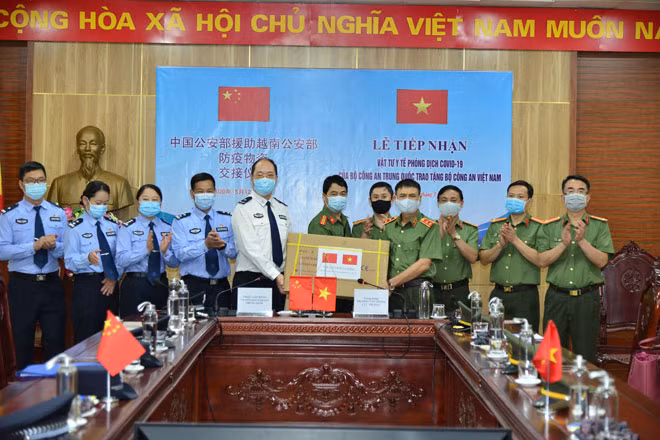 Trung tướng Trương Văn Thông, Cục trưởng Cục Đối ngoại - Bộ Công an tiếp nhận vật tư y tế do Bộ Công an Trung Quốc trao tặng. Trung tướng Trương Văn Thông, Cục trưởng Cục Đối ngoại - Bộ Công an tiếp nhận vật tư y tế do Bộ Công an Trung Quốc trao tặng.