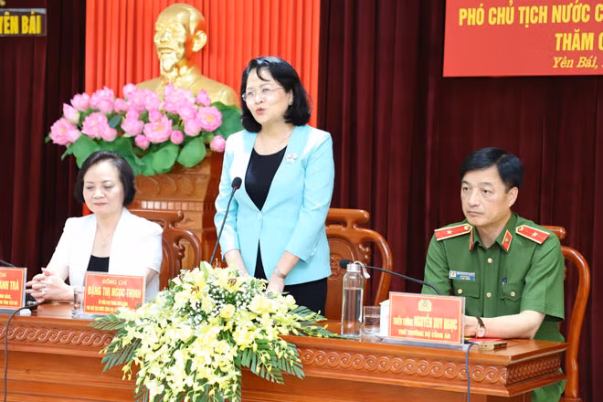 Phó Chủ tịch nước Đặng Thị Ngọc Thịnh chúc mừng những kết quả Công an tỉnh Yên Bái đã đạt được trong thời gian qua.