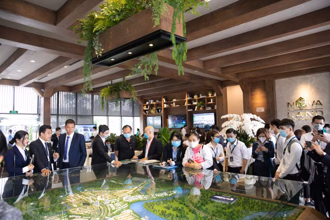 Cầu thủ Nguyễn Anh Đức tìm hiểu cơ hội đầu tư tại phân khu River Park 1 đô thị Aqua City dù trước đó đã sở hữu một căn biệt thự tại dự án này.