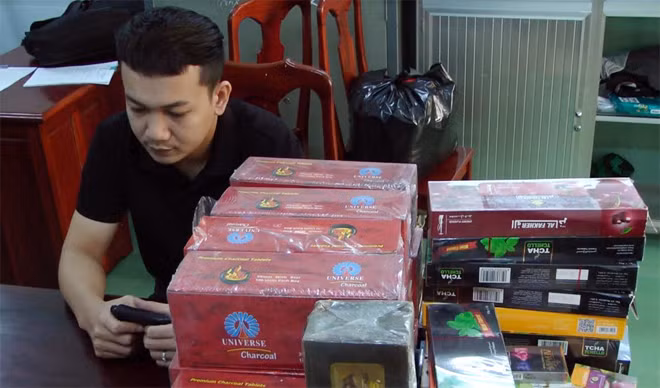 Trần Minh Hiếu và tang vật bị thu giữ.
