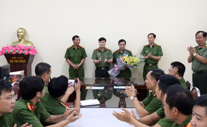 Đại tá Nguyễn Ngọc Vân, Giám đốc Công an tỉnh Sơn La thưởng nóng Ban chuyên án bắt giữ thành công đối tượng vận chuyển 17 bánh heroin. Đại tá Nguyễn Ngọc Vân, Giám đốc Công an tỉnh Sơn La thưởng nóng Ban chuyên án bắt giữ thành công đối tượng vận chuyển 17 bánh heroin.