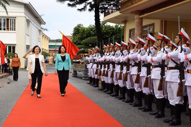 Phó Chủ tịch nước Đặng Thị Ngọc Thịnh duyệt đội danh dự Công an tỉnh Yên Bái.