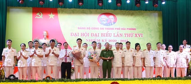 Thứ trưởng Lê Quý Vương và lãnh đạo TP Hải Phòng chúc mừng Ban chấp hành Đảng bộ Công an TP Hải Phòng, nhiệm kỳ 2020 - 2025