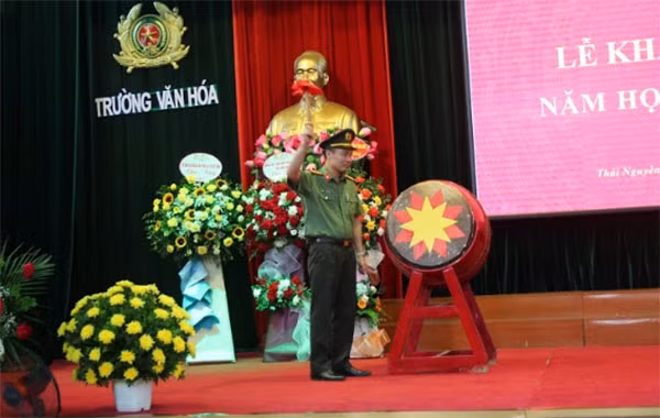 Đồng chí Đại tá PGS.TS Đỗ Anh Tuấn - Cục trưởng Cục Đào tạo đánh trống khai giảng năm học 2020 - 2021. Đồng chí Đại tá PGS.TS Đỗ Anh Tuấn - Cục trưởng Cục Đào tạo đánh trống khai giảng năm học 2020 - 2021.